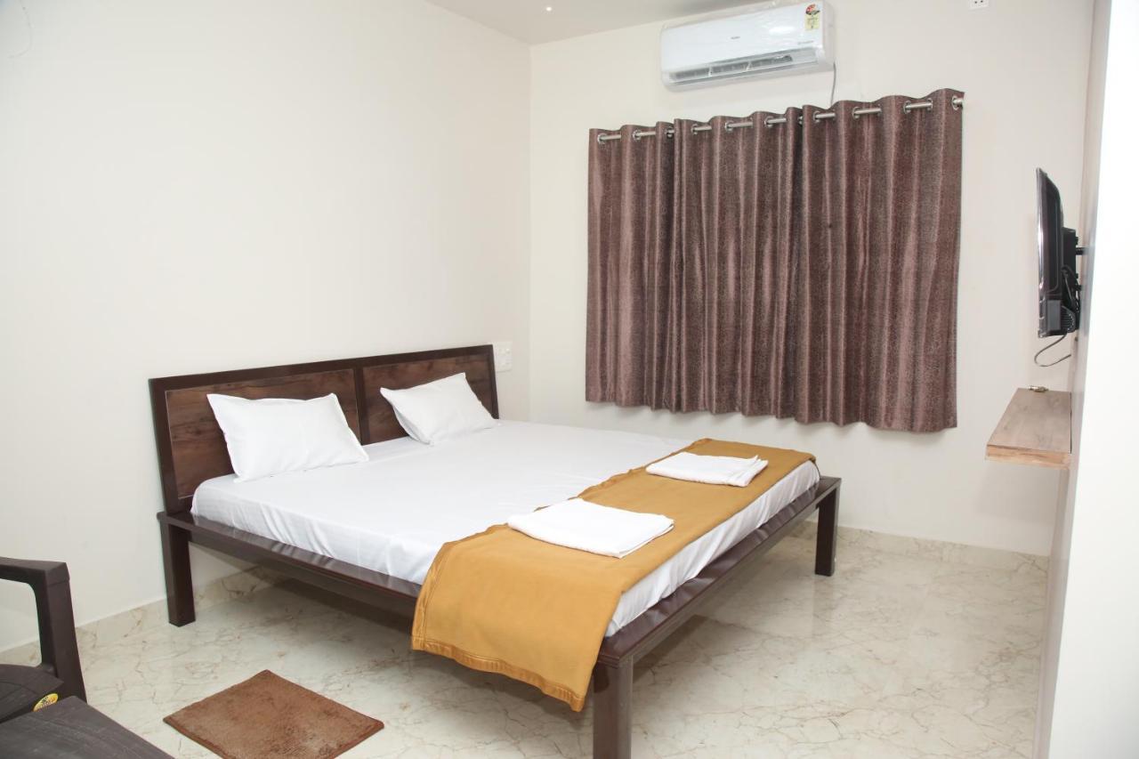 Hotel Madhusudan Executive コールハープル エクステリア 写真