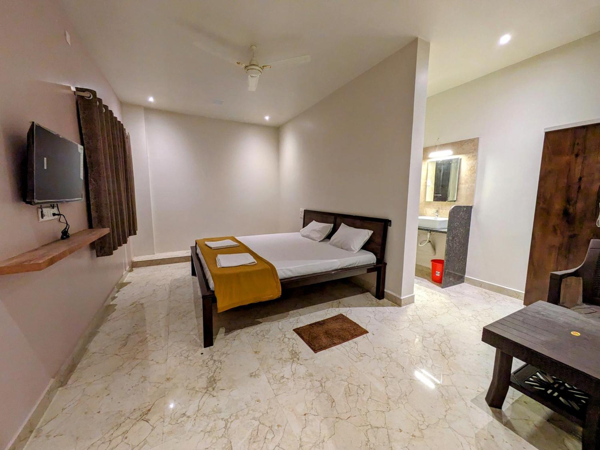 Hotel Madhusudan Executive コールハープル エクステリア 写真